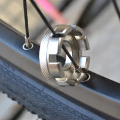 Clé à Rayon Universelle -Mon Univers Velo Magasin cle a rayon universelle 2