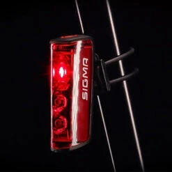 Éclairage Vélo à Batterie Arrière Sigma Blaze 3LED -Mon Univers Velo Magasin eclairage velo a batterie arriere sigma blaze 3led 2