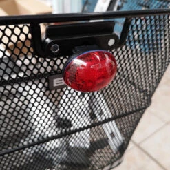 Point Feu Arrière à Piles à Fixer Sur Panier De Vélo 10 Point Feu Arrière à Piles à Fixer Sur Panier De Vélo -Mon Univers Velo Magasin feu arriere a piles a fixer sur panier de velo 4