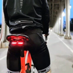 Feu Arrière Lucia Monté Sur Le Rail De Selle -Mon Univers Velo Magasin feu arriere lucia monte sur le rail de selle 2