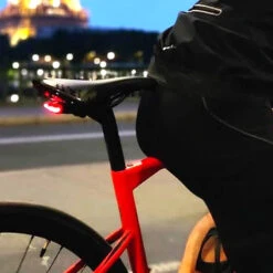 Feu Arrière Lucia Monté Sur Le Rail De Selle -Mon Univers Velo Magasin feu arriere lucia monte sur le rail de selle 3