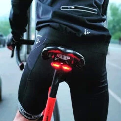 Feu Arrière Lucia Monté Sur Le Rail De Selle -Mon Univers Velo Magasin feu arriere lucia monte sur le rail de selle 5