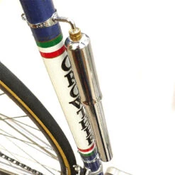 Support De Pompe Chromé Sur Cadre De Vélo Vintage -Mon Univers Velo Magasin support de pompe chrome sur cadre de velo vintage 4